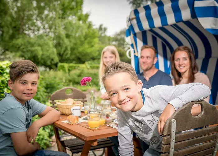 Ruegener Ferienhaeuser Am Hochufer غورين